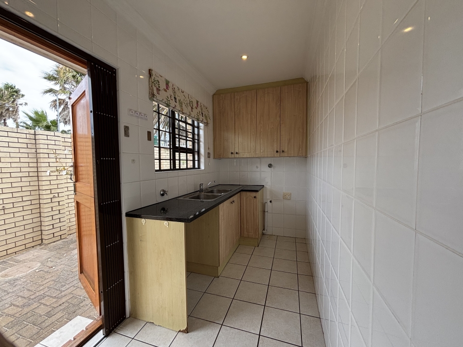 To Let 4 Bedroom Property for Rent in Summerstrand Eastern Cape